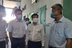Thứ trưởng Bộ Y tế Nguyễn Trường Sơn kiểm tra thị sát khu nhà trọ tại phường phường Bình Hòa, thành phố Thuận An, tỉnh Bình Dương. (Ảnh: Văn Hướng/TTXVN) 