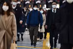 Người dân đeo khẩu trang để phòng tránh lây nhiễm COVID-19 tại nhà ga tàu hỏa ở Tokyo, Nhật Bản, ngày 28/2/2020. (Nguồn: AFP/TTXVN) 