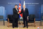 Tổng thống Nga Vladimir Putin (phải) trong cuộc gặp Nhà lãnh đạo Triều Tiên Kim Jong-un tại sân bay vũ trụ Vostochny, tỉnh Amur thuộc vùng Viễn Đông Nga, ngày 13/9/2023. (Ảnh: YONHAP/TTXVN)