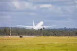 Máy bay P-8 Poseidon của Không lực Hoàng gia Australia khởi hành từ Queensland để khảo sát đánh giá thiệt hại do núi lửa phun trào gây sóng thần ở Tonga, ngày 15/1/2022. (Ảnh: AFP/TTXVN) 