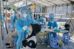 Lực lượng đoàn viên thanh niên thuộc Tỉnh đoàn Bình Dương hỗ trợ lấy mẫu xét nghiệm tìm F0 trong cộng đồng trên địa bàn thành phố Dĩ An, tỉnh Bình Dương. (Ảnh: Chí Tưởng/TTXVN) 