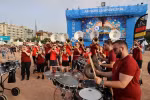 Ban nhạc Dek'Onex ở Thụy Sĩ đã tới khu vực fanzone và trình diễn những ca khúc sôi động, cổ vũ tinh thần của cổ động viên có mặt tại fanzone ở Geneva. (Ảnh: Anh Hiển/TTXVN)