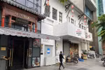Nhiều cơ sở ăn uống trên đường Nguyễn Huệ (quận 1, Thành phố Hồ Chí Minh) đồng loạt đóng cửa, ngưng hoạt động từ chiều 27/5. (Ảnh: Hồng Giang/TTXVN)