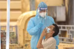 Lấy mẫu xét nghiệm COVID-19. (Ảnh: Minh Quyết/TTXVN) 