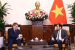 Bộ trưởng Ngoại giao Bùi Thanh Sơn tiếp Giám đốc điều hành Hội đồng Kinh doanh EU-ASEAN Chris Humphrey. (Ảnh: An Đăng/TTXVN)