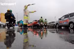 Đội mưa đảm bảo giao thông trước giờ bóng lăn tại SVĐ Mỹ Đình