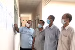 Cử tri đồng bào Khmer xã Trà Côn, huyện Trà Ôn xem danh sách người ứng cử đại biểu Quốc hội khóa XV. (Ảnh: Lê Thúy Hằng/TTXVN)