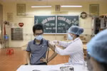 Nhân viên y tế tiêm vaccine phòng COVID-19 cho người dân phường Hạ Đình, quận Thanh Xuân. (Ảnh: Minh Quyết/TTXVN)