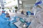 Nhân viên y tế lấy mẫu cho người dân phường Yên Hòa (quận Cầu Giấy). (Ảnh: Minh Quyết/TTXVN)
