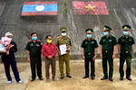 Đồn Biên phòng của khẩu A Đớt bàn giao công dân cho lực lượng chức năng Lào. (Nguồn: TTXVN phát)