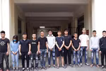 Các đối tượng gây rối trật tự công cộng tối 16/4 ở Đông Anh bị công an bắt giữ. (Nguồn: anninhthudo.vn)