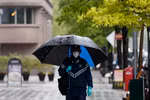 Người dân đeo khẩu trang phòng lây nhiễm COVID-19 tại Washington D.C., Mỹ ngày 30/4/2020. (Nguồn: THX/ TTXVN)