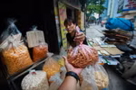 Một cửa hàng bán đồ ăn vặt trên phố Hà Nội với hầu như 100% các mặt hàng được đựng trong núi nylon ngay cả khi hàng được bán ra cho khách. (Ảnh: Trọng Đạt/TTXVN)