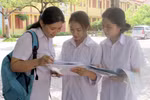 Thí sinh trao đổi sau khi hoàn thành bài thi tổ hợp khoa học xã hội tại điểm thi trường THPT Ngô Sỹ Liên, Bắc Giang. (Ảnh minh họa: Đồng Thúy/TTXVN)