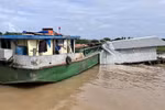 Sà lan đâm sập bè cá của dân. (Nguồn: Dân Việt)