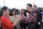 Đại diện các hãng lữ hành tại Khánh Hòa tặng hoa chào đón khách Macau, Trung Quốc. (Ảnh: Phan Sáu/TTXVN)