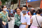 Phụ huynh vui mừng khi con thông báo đề thi không quá khó. (Ảnh: PV/Vietnam+)