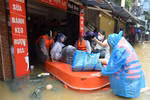 Hà Nội: Người dân phường Phúc Tân chật vật chạy lũ khi nước sông dâng cao