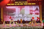 Tiết mục văn nghệ mở đầu buổi tối khai mạc Lễ hội Đền Trần huyện Hưng Hà, tỉnh Thái Bình. (Ảnh: Hoài Nam/Vietnam+)