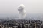 Khói bốc lên sau khi quân chính phủ không kích khu vực do quân nổi dậy kiểm soát ở đông Aleppo ngày 5/12. (Nguồn: AP/TTXVN)