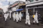 Quân đội và cảnh sát Indonesia tham gia phun thuốc khử trùng phòng lây lan dịch COVID-19 tại Surabaya, ngày 16/4/2020. (Ảnh: THX/TTXVN)