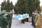 Chỉ huy Bộ đội Biên phòng tỉnh Điện Biên trao đổi thông tin phòng chống dịch bệnh COVID-19 với các lực lượng quản lý, bảo vệ biên giới ba tỉnh của Lào. (Ảnh: Phan Tuấn Anh/TTXVN)