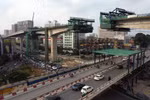 Toàn cảnh nhịp cầu cao nhất đường Vành đai 2 tại nút giao Ngã Tư Vọng đang dần thành hình. (Ảnh: Huy Hùng/TTXVN)