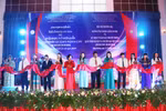 Các đại biểu cắt băng khai mạc Hội chợ Thương mại Việt Nam-Lào năm 2024. (Ảnh: Xuân Tú/TTXVN)