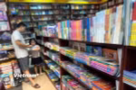 Phụ huynh và học sinh chọn mua sách. (Nguồn: Vietnam+)