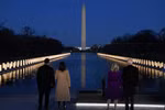 Tổng thống đắc cử Mỹ Joe Biden cùng phu nhân (phải) và Phó Tổng thống đắc cử Kamala Harris cùng phu quân tham dự lễ tưởng niệm các nạn nhân COVID-19. (Nguồn: AP)