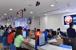 Giao dịch tại SCB. (Ảnh: CTV/Vietnam+)