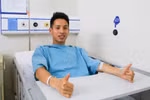 Trong ảnh, tiền vệ Hùng Dũng tạm ổn định tâm lý và đang chờ phẫu thuật sau chấn thương ở trận đấu tối 23/3. (Ảnh: CLB Hà Nội)