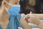 Nhân viên y tế tham gia trực tiếp công tác phòng chống dịch COVID-19 được tiêm vaccine phòng COVID-19. Ảnh minh họa. (Ảnh: Minh Quyết/TTXVN)