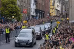 Người dân Anh đặt hoa tưởng niệm Nữ hoàng Elizabeth II bên ngoài Điện Buckingham ở thủ đô London, ngày 8/9/2022. Ảnh: AFP/ TTXVN