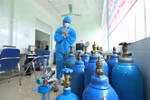 "ATM Oxy" miễn phí, hỗ trợ các ca mắc COVID-19 điều trị tại nhà được triển khai ở phường Lĩnh Nam, quận Hoàng Mai (Hà Nội). (Ảnh: Minh Quyết/TTXVN)