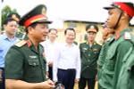Thượng tướng Trịnh Văn Quyết động viên các chiến sĩ tại Lễ tuyên thệ. (Ảnh: Hồng Pha/TTXVN phát)