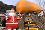 Tượng ông già Noel trong làng. (Ảnh: Mạnh Hùng/TTXVN)
