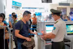 Hành khách sử dụng VNEID tại điểm kiểm soát giấy tờ tùy thân. (Ảnh: PV/Vietnam+)