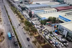Nhiều trung tâm đăng kiểm tại Hà Nội đang quá tải và ùn tắc lượng phương tiện đến kiểm định. (Ảnh: Hoài Nam/Vietnam+)