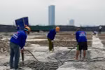 Công nhân Công ty Cổ phần Tập đoàn Phương Bắc dùng máy khoan phá dỡ phần trần bê tông. (Ảnh: Minh Nghĩa/TTXVN)