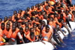 Nhân viên Cơ quan Chữ thập đỏ Italy tham gia giải cứu người di cư trên biển ngoài khơi Libya ngày 18/8 vừa qua. (Ảnh: EPA/TTXVN)