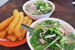 Phở Bát Đàn ăn kèm với quẩy nóng. (Ảnh: Vietnam+)
