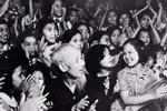 Nhân kỷ niệm Ngày Quốc tế Thiếu nhi 1/6, tối 31/5/1969, tại Phủ Chủ tịch, Chủ tịch Hồ Chí Minh cùng thiếu nhi Thủ đô xem biểu diễn văn nghệ chào mừng Bác. (Nguồn: TTXVN) 