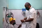 Bác sỹ khám cho người bệnh tại một bệnh viện ở La Habana, Cuba trong bối cảnh dịch COVID-19 bùng phát, ngày 31/3/2020. (Ảnh: THX/TTXVN)