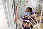 Phun thuốc khử khuẩn kết hợp dọn dẹp, vệ sinh lớp học tại Hà Nội để phòng dịch COVID-19. (Nguồn: TTXVN)