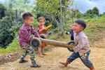 [Photo] Những trò chơi tự chế ngộ nghĩnh của trẻ em Tây Bắc