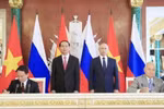 Chủ tịch nước Trần Đại Quang và Tổng thống Liên bang Nga V. Putin chứng kiến Lễ ký Thoả thuận hợp tác giữa Thông tấn xã Việt nam và Hãng thông tấn Sputnik. (Ảnh: Nhan Sáng/TTXVN)