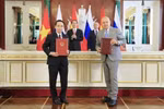 Chủ tịch nước Trần Đại Quang và Tổng thống Liên bang Nga V. Putin chứng kiến Lễ ký Thỏa thuận hợp tác giữa Thông tấn xã Việt nam và Hãng thông tấn Sputnik. (Ảnh: Nhan Sáng/TTXVN)