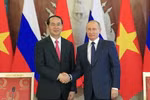 Chủ tịch nước Trần Đại Quang và Tổng thống Liên bang Nga V. Putin bắt tay sau Lễ ký các văn kiện hợp tác giữa hai nước. (Ảnh: Nhan Sáng/TTXVN)
