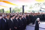 Phu nhân Tổng Bí thư cùng các đồng chí lãnh đạo, nguyên lãnh đạo Đảng, Nhà nước, đại biểu trong nước và quốc tế mặc niệm Tổng Bí thư Nguyễn Phú Trọng. (Ảnh: TTXVN)